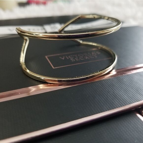 Victoria's Secret Earring and Bracelet Set - Picture 11 of 11